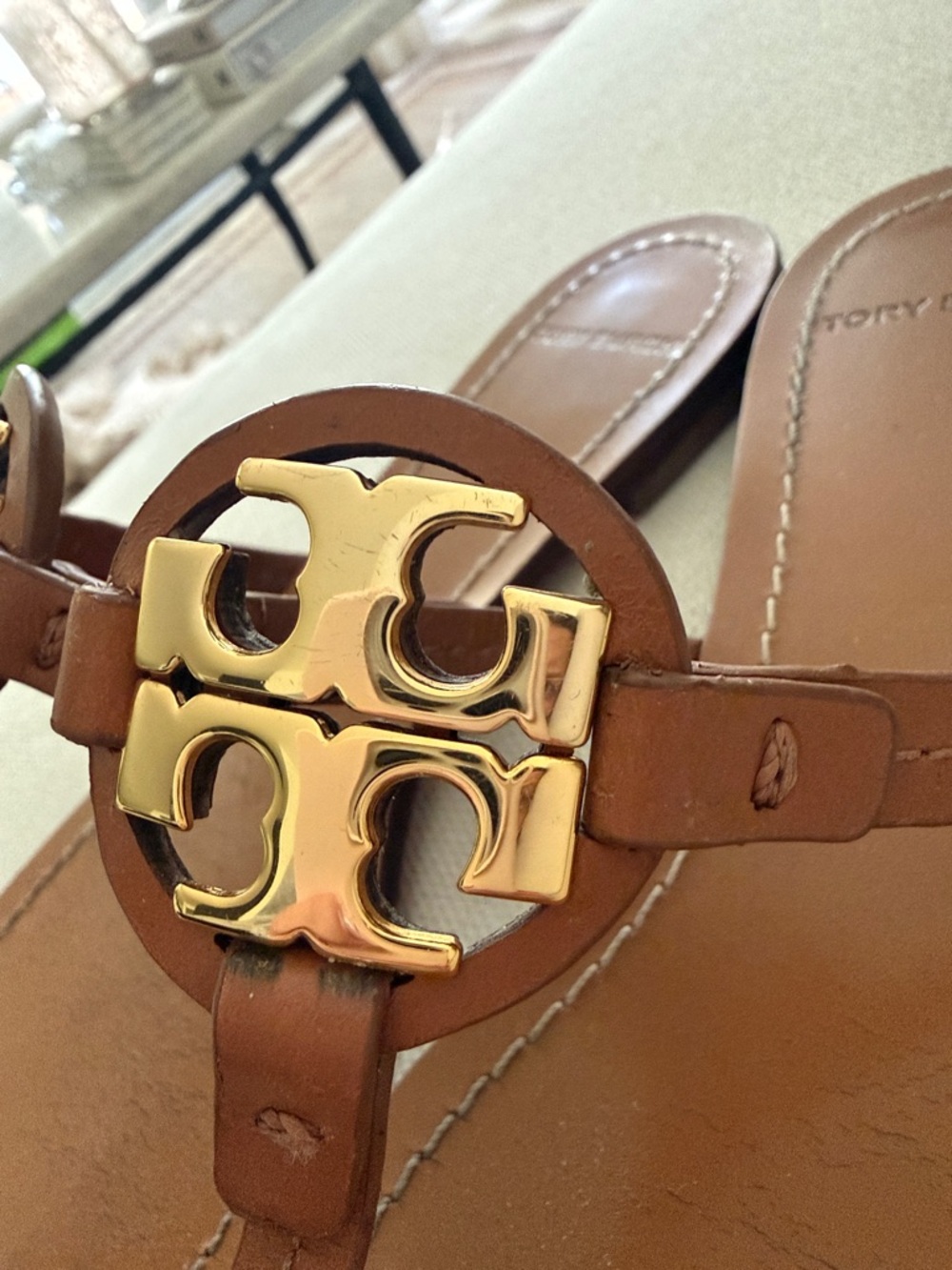 Tory Burch Tan Leather Thong Sandals with Gold Logo - Picture 5 of 6
